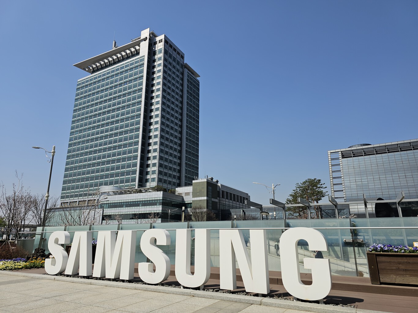 descubre la impactante fabrica galaxy de samsung en seul