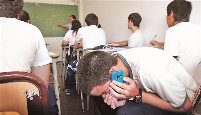 ES LEGAL que un profesor le quite el CELULAR en Venezuela 2 es legal que un profesor le quite el celular en venezuela